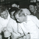 1981年8月9日，中共中央政治局委員、書記處書記、國(guó)務(wù)院副總理方毅來廠所（寶鈦集團(tuán)）視察、題字，陪同視察的有國(guó)家計(jì)委副主任林華、冶金部副部長(zhǎng)周傳典、張凡等。