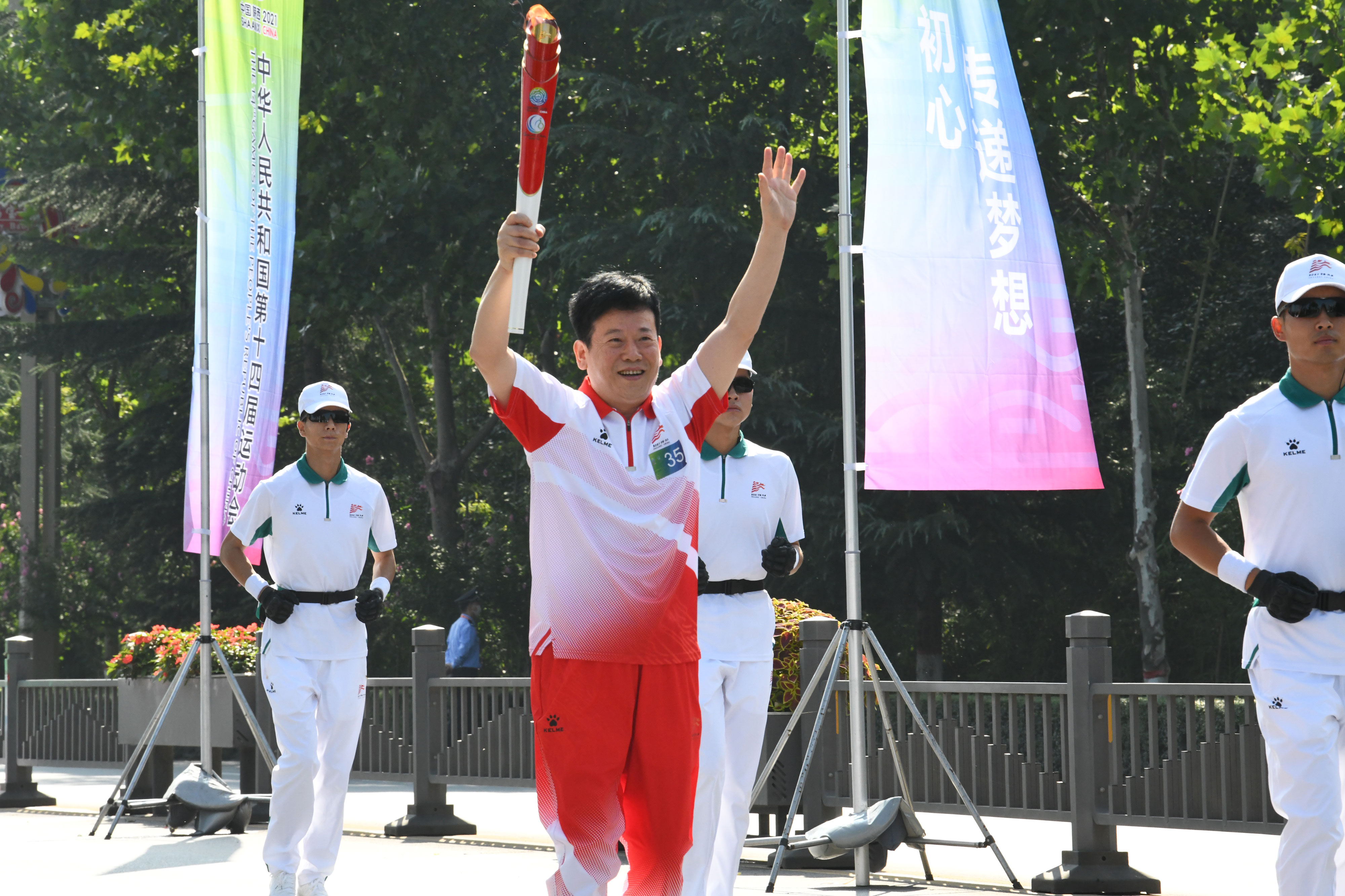 第35棒！王文生參加十四運會和殘?zhí)貖W會寶雞站火炬?zhèn)鬟f活動